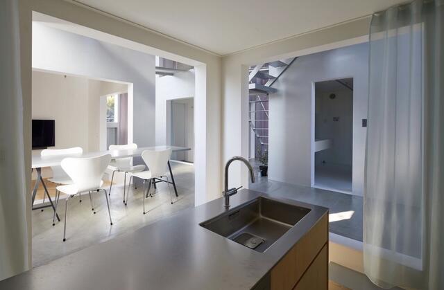 開放的な空間とキッチン設備を備え、多目的な店舗利用にも対応し