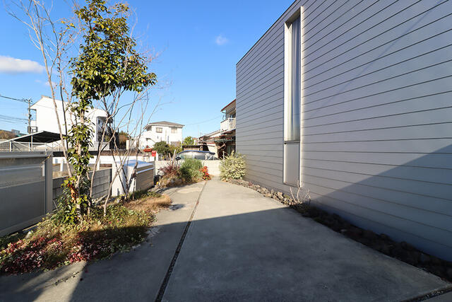 シンプルなコンクリートアプローチで、手入れのしやすい外構です