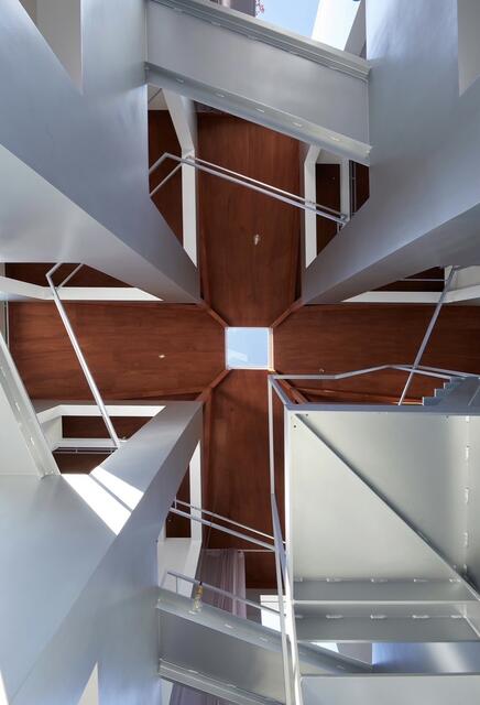 吹抜けの天窓が１階までやわらかな光を届けます。