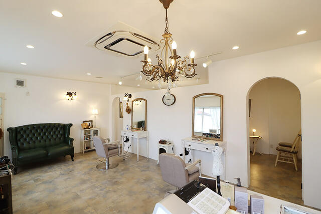 【サロンスペース】１４帖のサロンスペースと待合スペースがつな