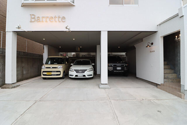 １階は駐車スペース。３～６台程度駐車可能で、来客用駐車場とし