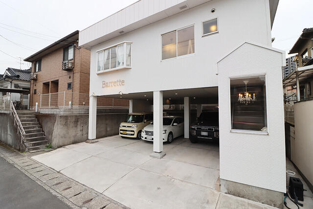 店舗下に駐車スペースを確保。車での来店にも便利な配置です。