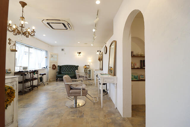 【サロンスペース】施術スペースの横に待合スペースを確保。サロ