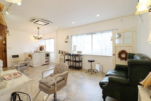 【サロンスペース】明るく開放感のある１４帖のサロンスペース。