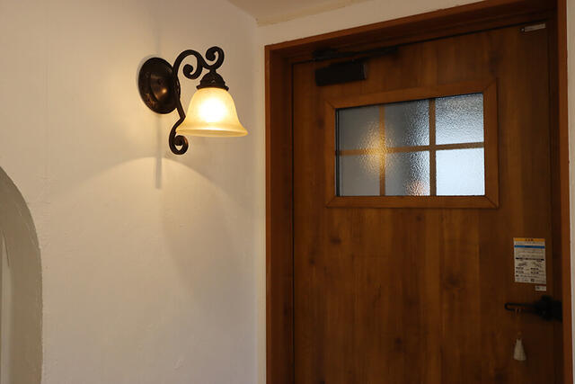 【サロン入口】店内へとつながるサロンドア。おしゃれなランプ照