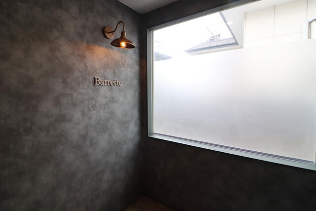 【店舗入口】グレーのクロスがシックな雰囲気を演出します。