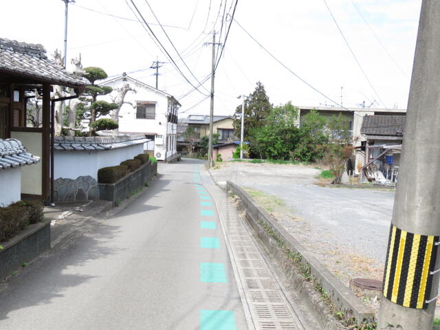 駐車場は右側
