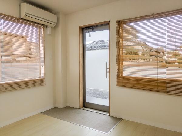 店舗側の玄関