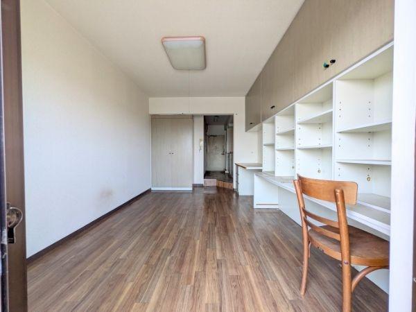 リビング以外の居室／ベランダ側から見た洋室