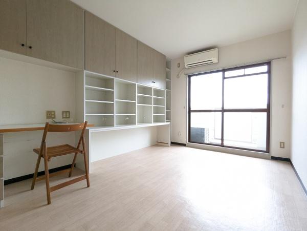 リビング以外の居室／約7.5帖の洋室