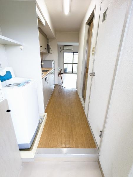 玄関／玄関から見た内観