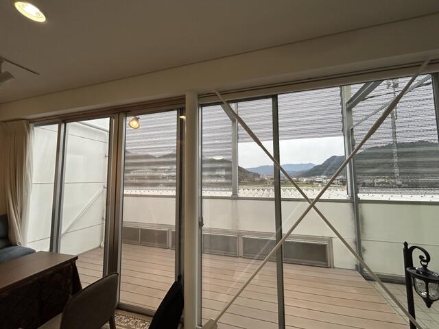 居住部分のリビングからは広いバルコニーが見え、陽当り良好です