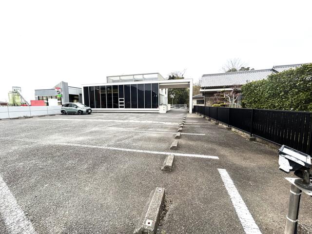 広い敷地内には駐車場２０台以上可能です