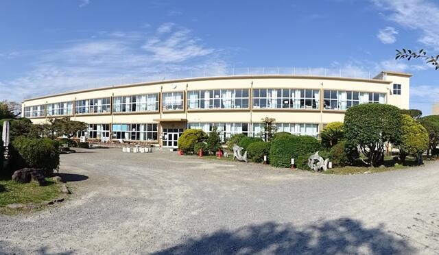 高鍋町立高鍋東小学校 (1,226m)