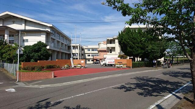新富町立富田中学校 (1,955m)