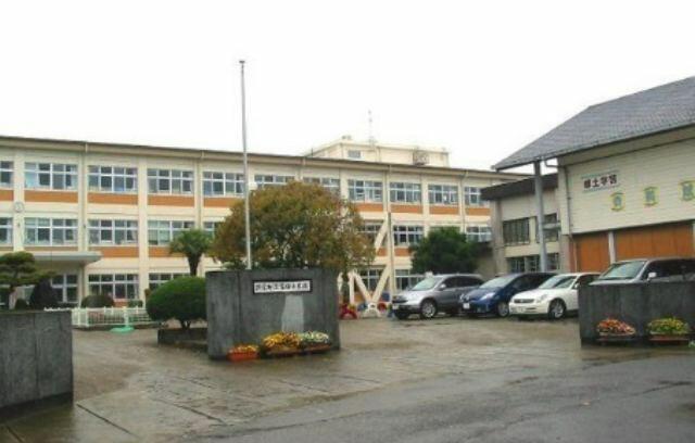 新富町立富田小学校 (1,930m)