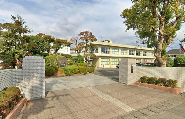 高鍋町立高鍋西中学校 (974m)