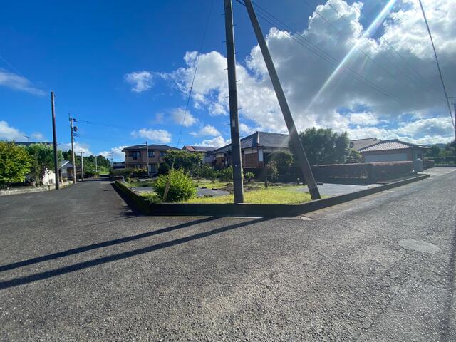 現地土地／前面道路含む現地写真です。南側から撮った写真です。