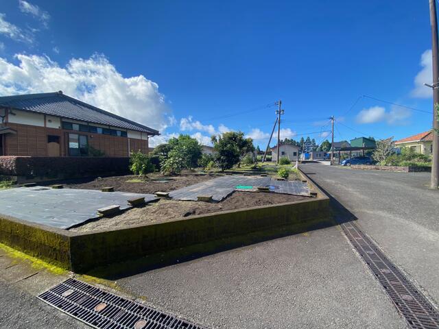 現地土地／前面道路含む現地写真です。北側から撮った写真です。