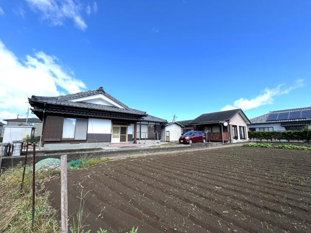 現地（外観）／約２００坪の敷地内に２棟の家屋が建てられています