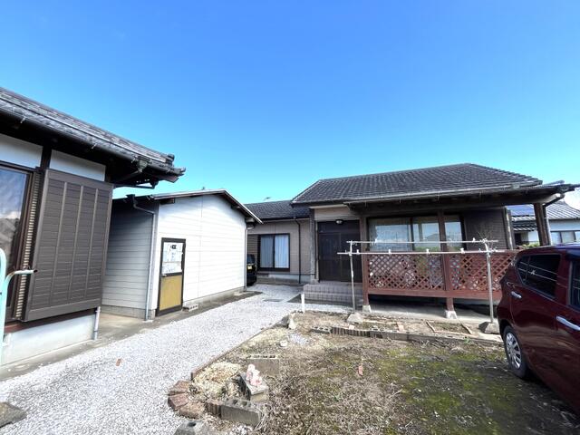 現地（外観）／母屋の隣に離れ（８４．７８㎡）と車庫（２１．２０㎡）がありま
