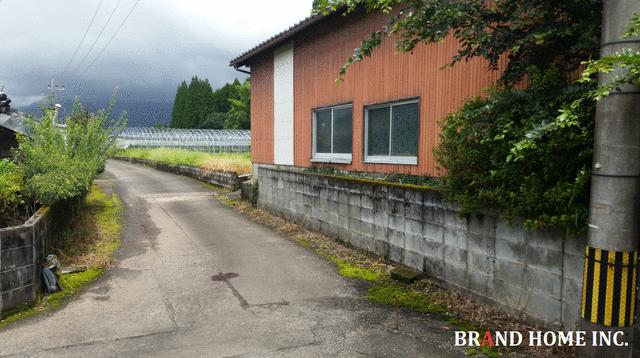 敷地前道路より西側道路を望む