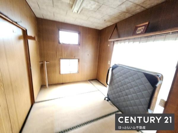 不明なタイトルの落ち着いた室内です