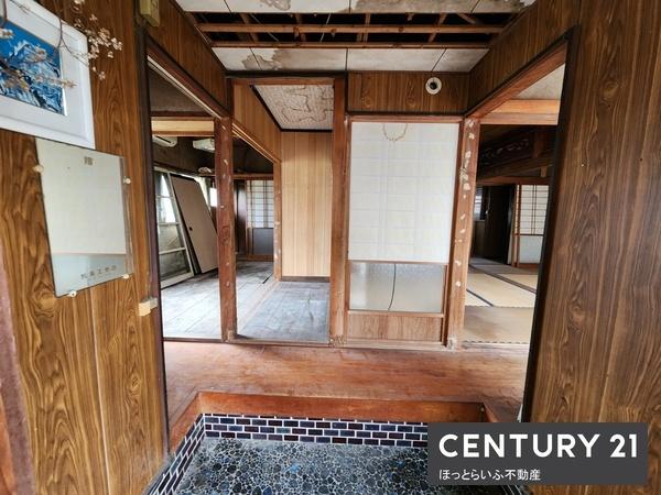 不明なタイトルの個性的な室内です