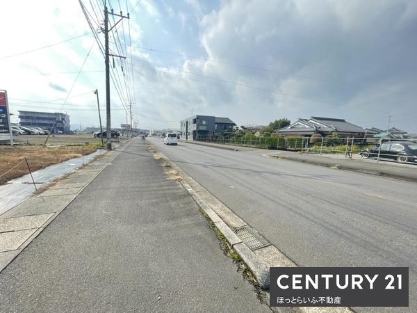 広々とした前面道路が魅力です