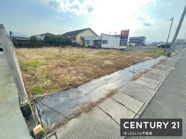 前面道路が印象的な現地写真です