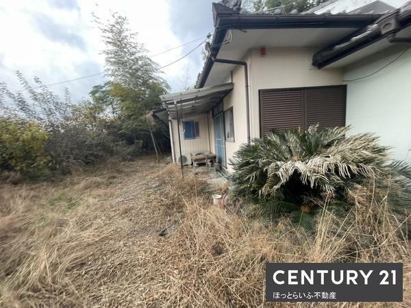 現地土地／現地土地写真で敷地が広めです