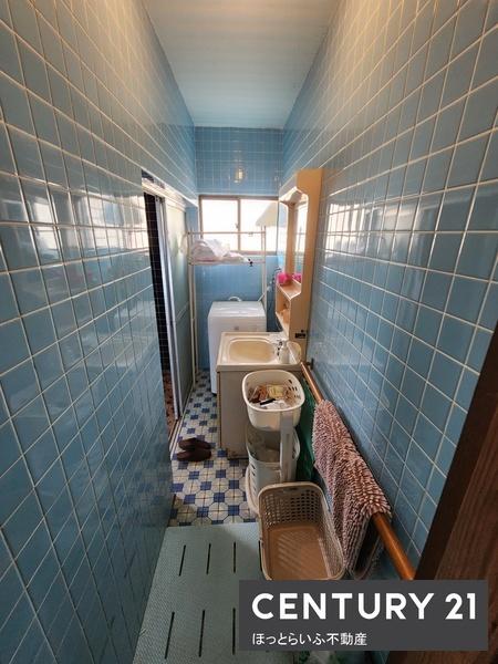 洗面台・洗面所／ブルーのタイルが印象的な洗面台洗面所です