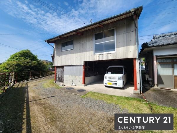 現地（駐車場）／屋根付き駐車場が便利です