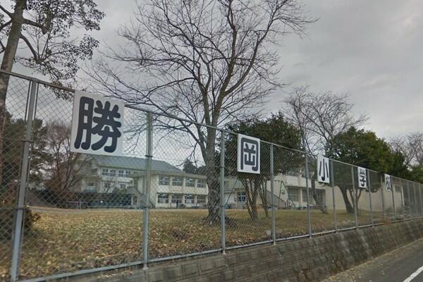 三股町立勝岡小学校 (671m)