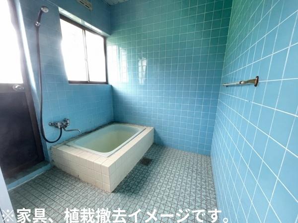 浴室／青いタイルが印象的な浴室です