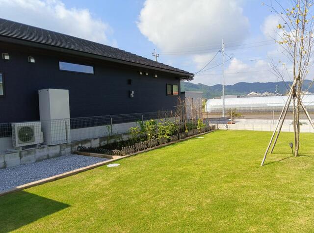 庭／ブロックで仕切った「家庭菜園」があり、有機肥料をたっぷり投入