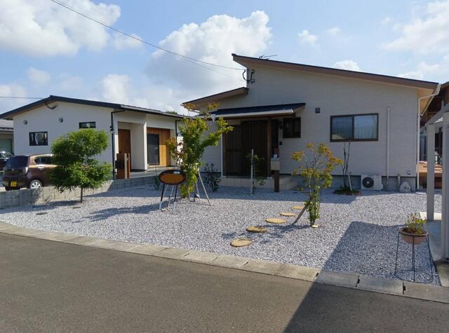 敷地内　　敷地内に”目の保養”をすべく、より多くの常緑系植木