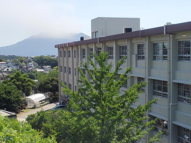 鹿児島市立東谷山中学校 (1,459m)