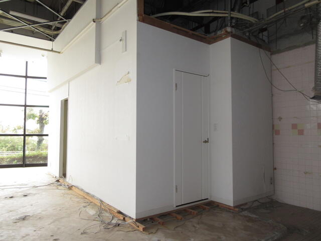 その他設備／手前の扉を開けると洗面、トイレ２ケ所あり。奥の間口の奥に流し