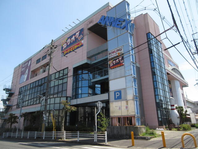 現地（外観）／１階北側ですが、アーチ型の窓と玄関から光が射し込む明るい物件