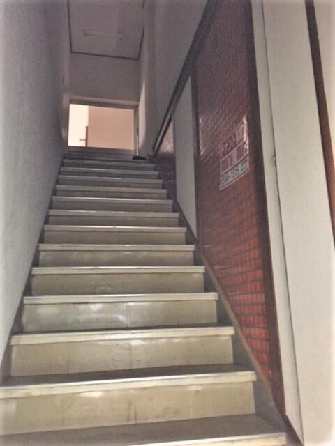 ２階への階段。