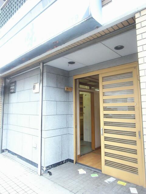 共用部エントランス／店舗出入口。