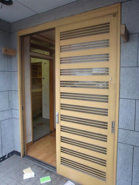 共用部エントランス／店舗出入口（別角度）