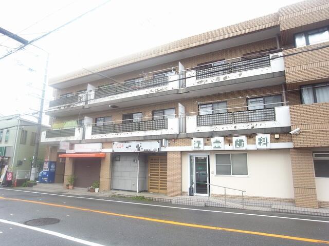 現地（外観）／マンションの１階部分。