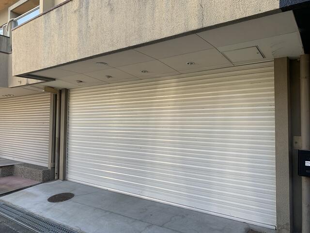 現地（外観）／電動シャッター付き。
