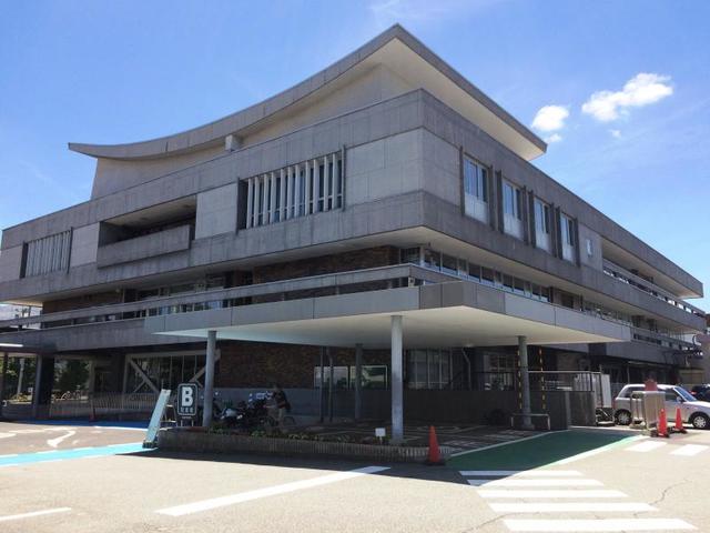 箕面市役所 (262m)