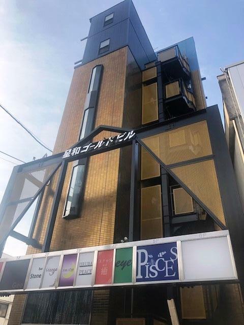 現地（外観）／キンキラキンのド派手なレジャービルです！すごく目立ってます！