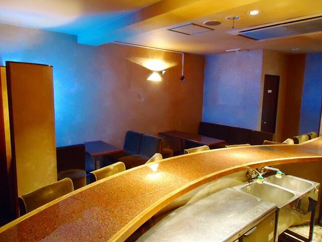 カウンター席とボックス席があります