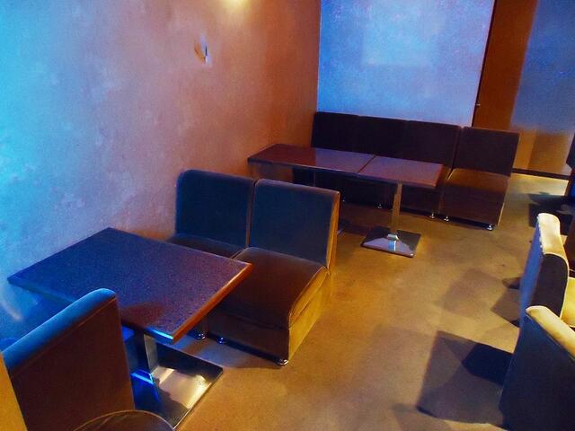 カウンター席とボックス席があります