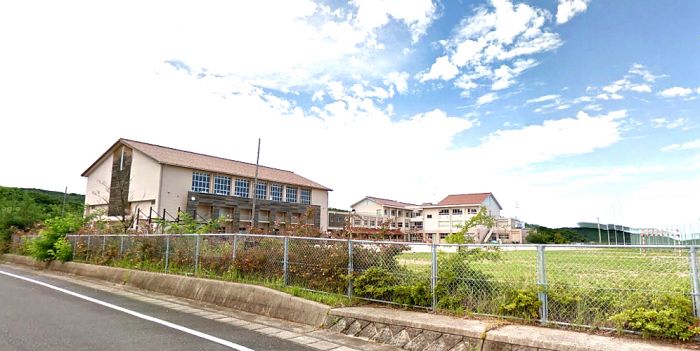 青陵中学校 (1,600m)